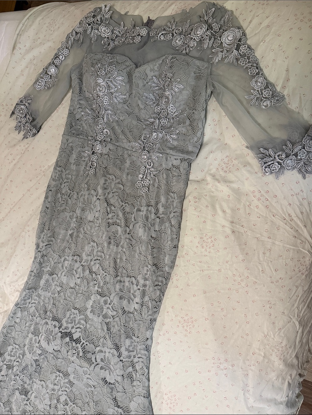 Elegant Lace Off-Shoulder Evening Dress in Light Gray